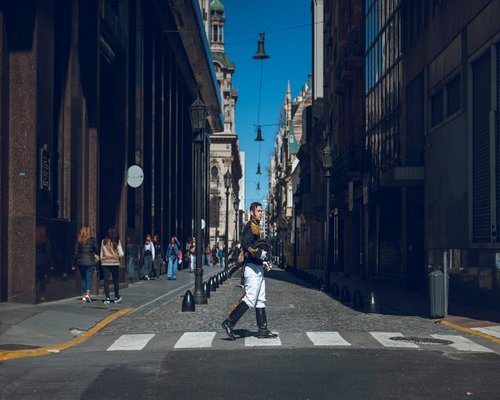 Persona caminando en un día soleado por la ciudad