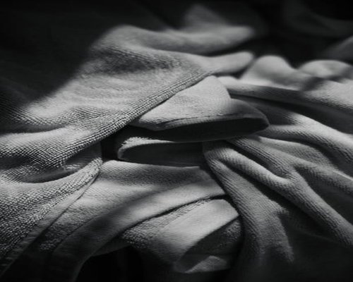 Detalle de toalla suave en el baño para rutina de cuidado